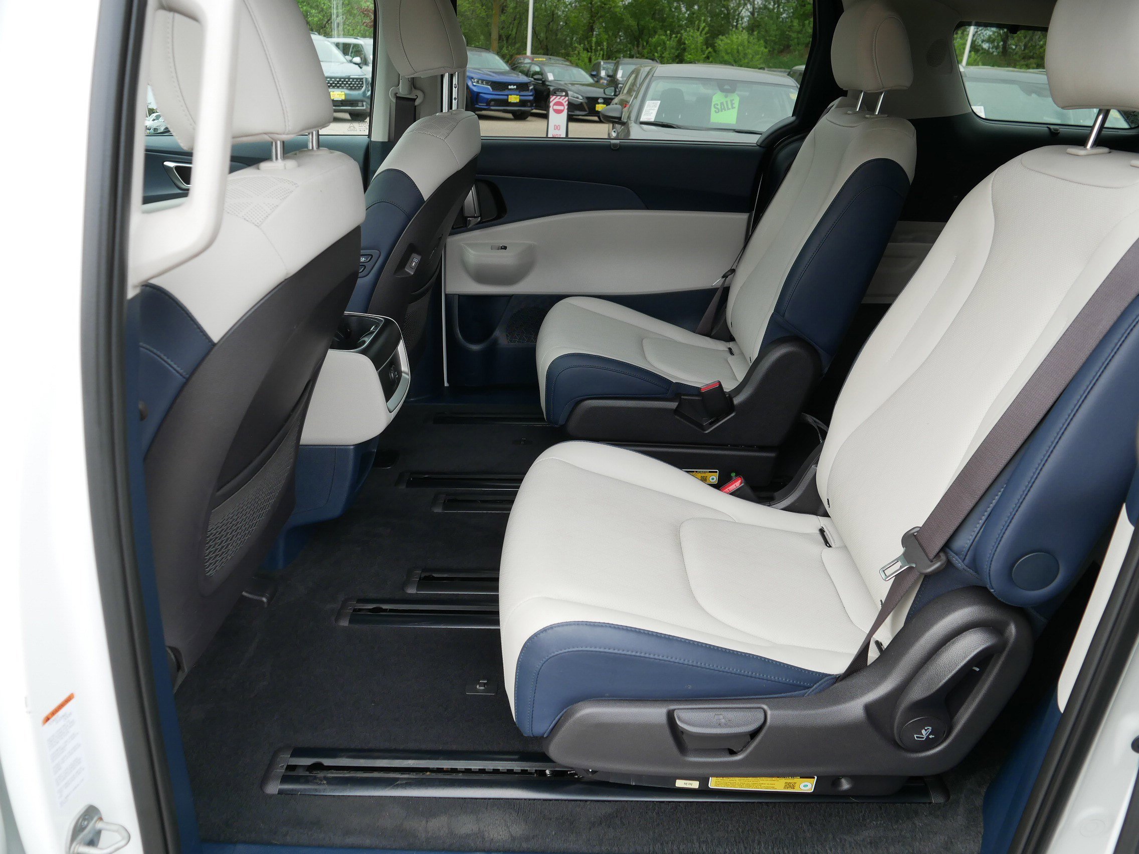 Used 2025 Kia Carnival EX FWD image 35