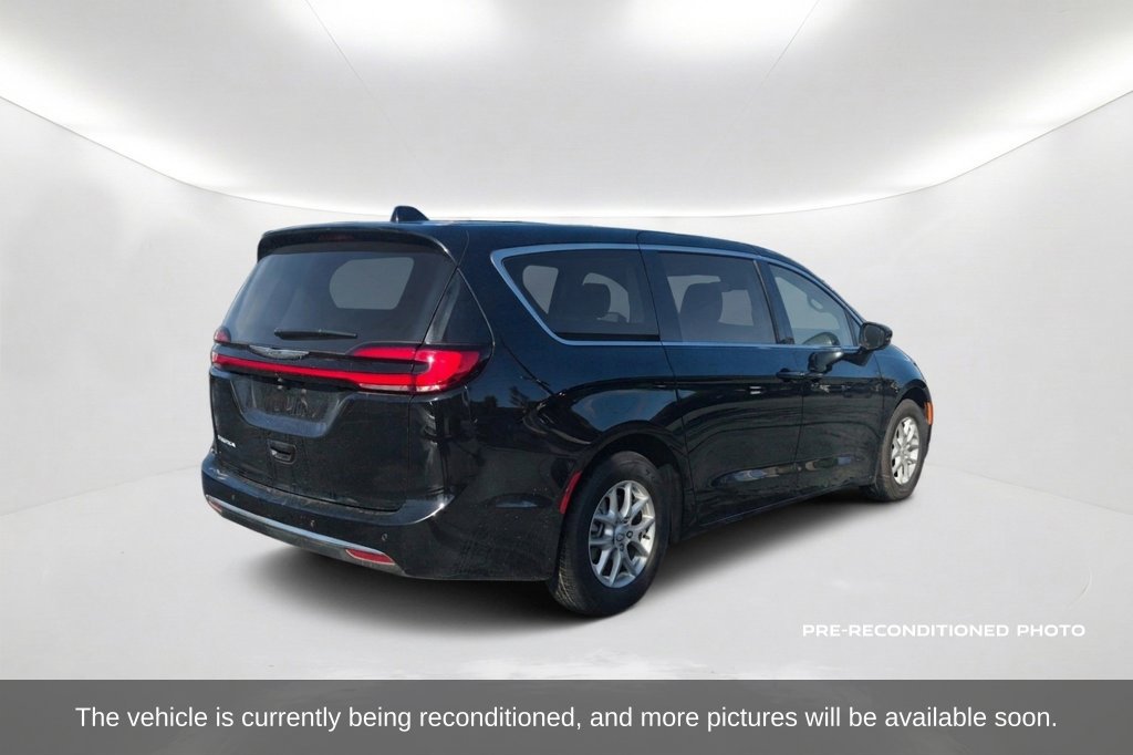 Used 2026 Chrysler Pacifica Select FWD image 6