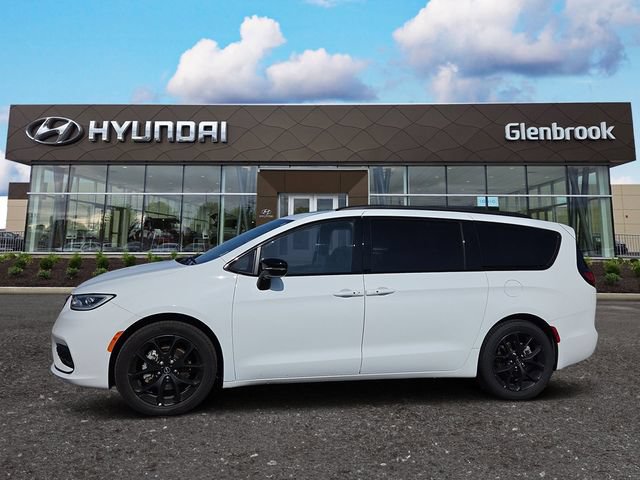 Used 2025 Chrysler Pacifica Limited FWD image 1