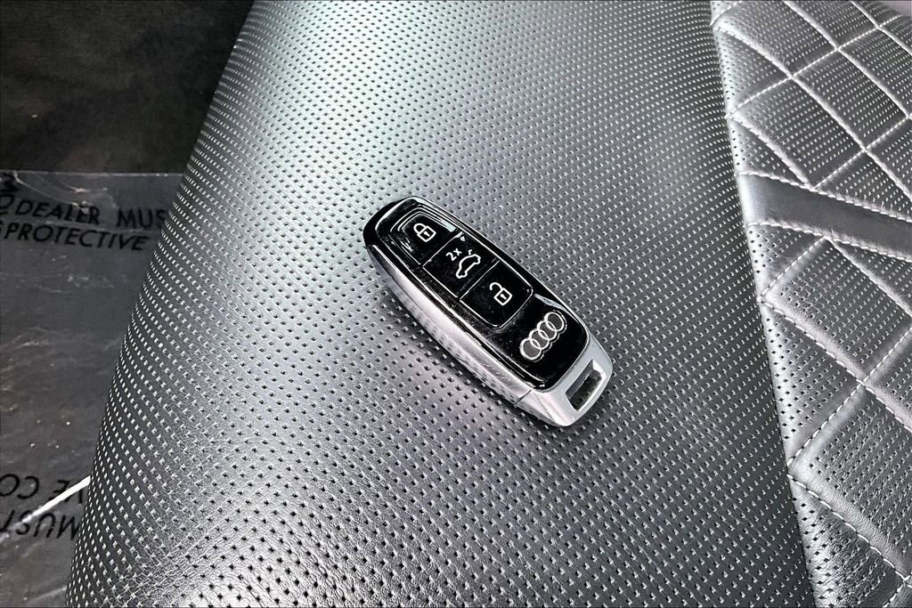 Used 2022 Audi S8 w/ S8 Comfort Plus Package AWD/4WD image 36