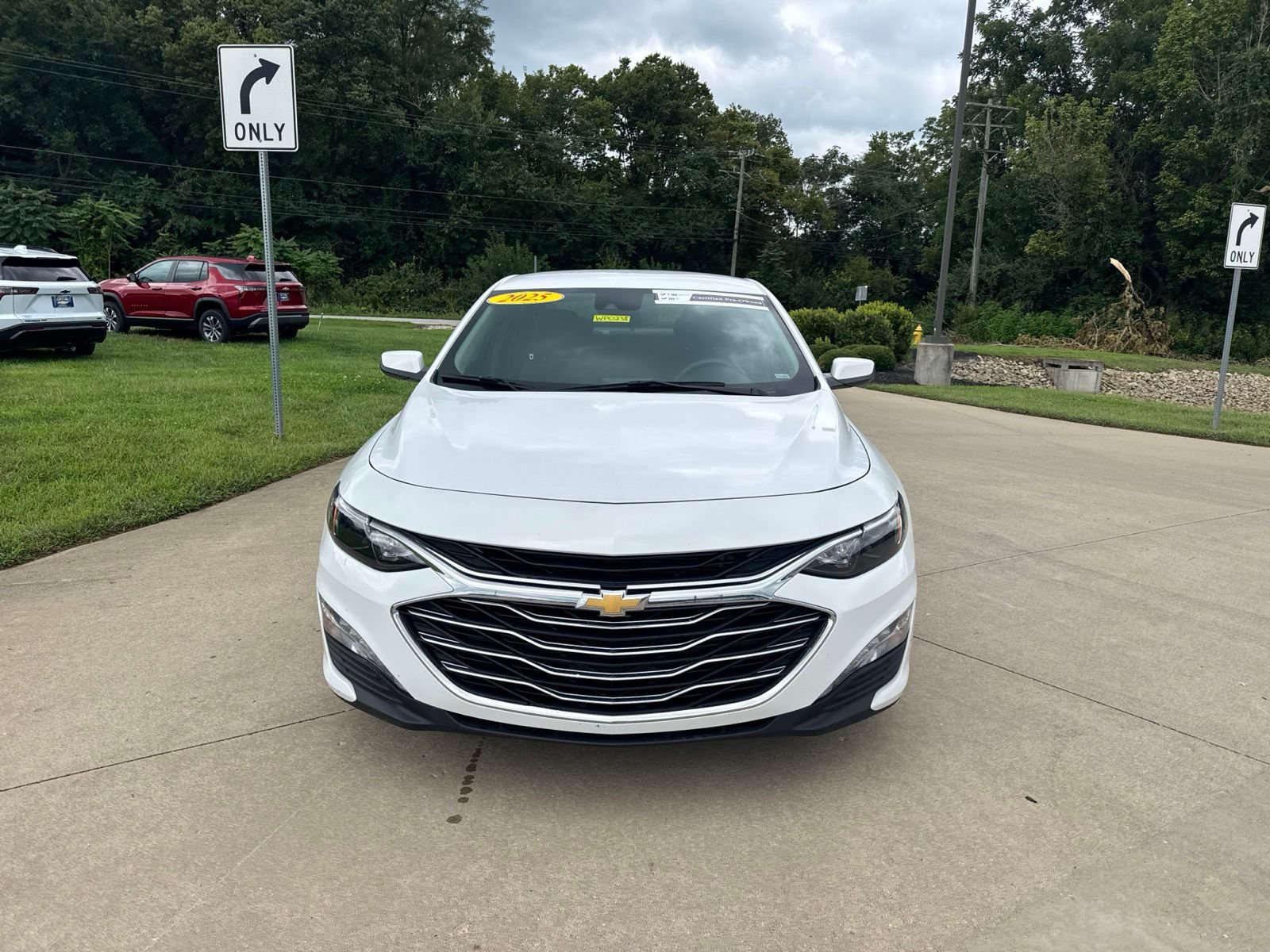 Used 2025 Chevrolet Malibu LT FWD image 2