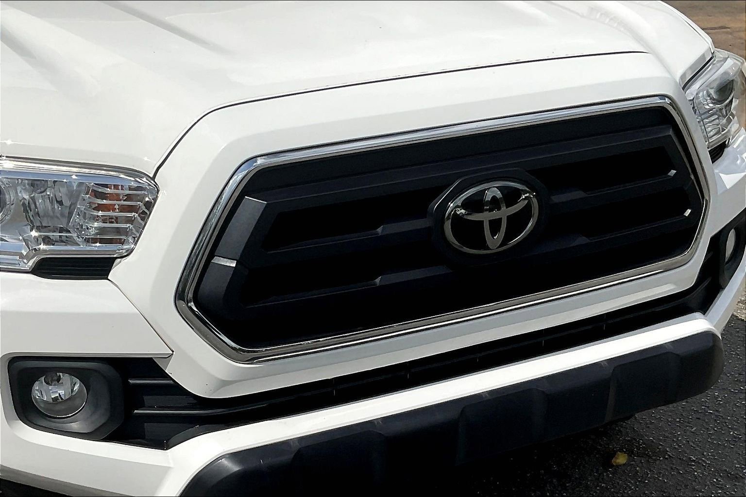 Used 2022 Toyota Tacoma SR5 w/ Technology Package RWD image 28