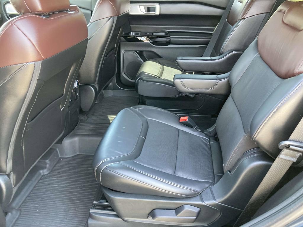 Used 2023 Ford Explorer Platinum w/ Technology Package AWD/4WD image 16