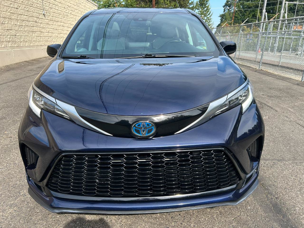 Used 2023 Toyota Sienna XSE AWD/4WD image 2