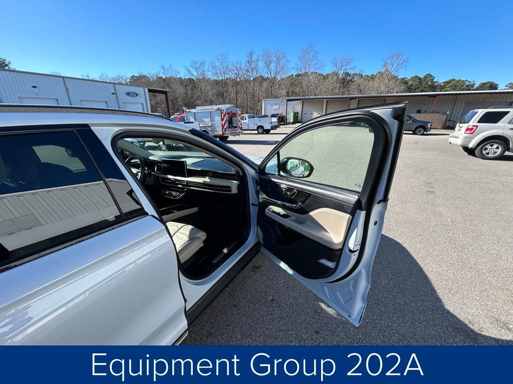 Used 2025 Lincoln Corsair Reserve w/ Equipment Group 202A image 24