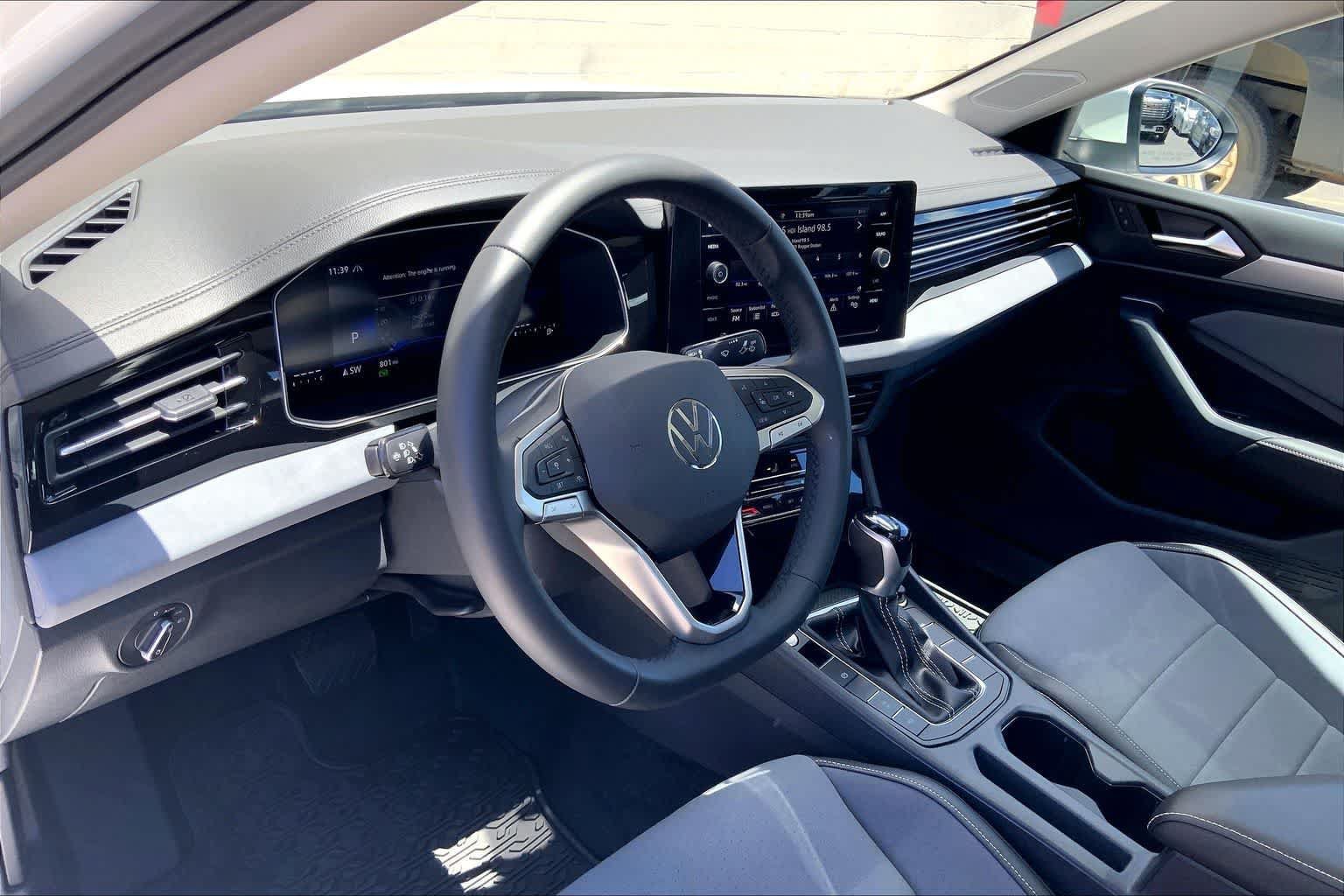 Used 2026 Volkswagen Jetta SE FWD image 2