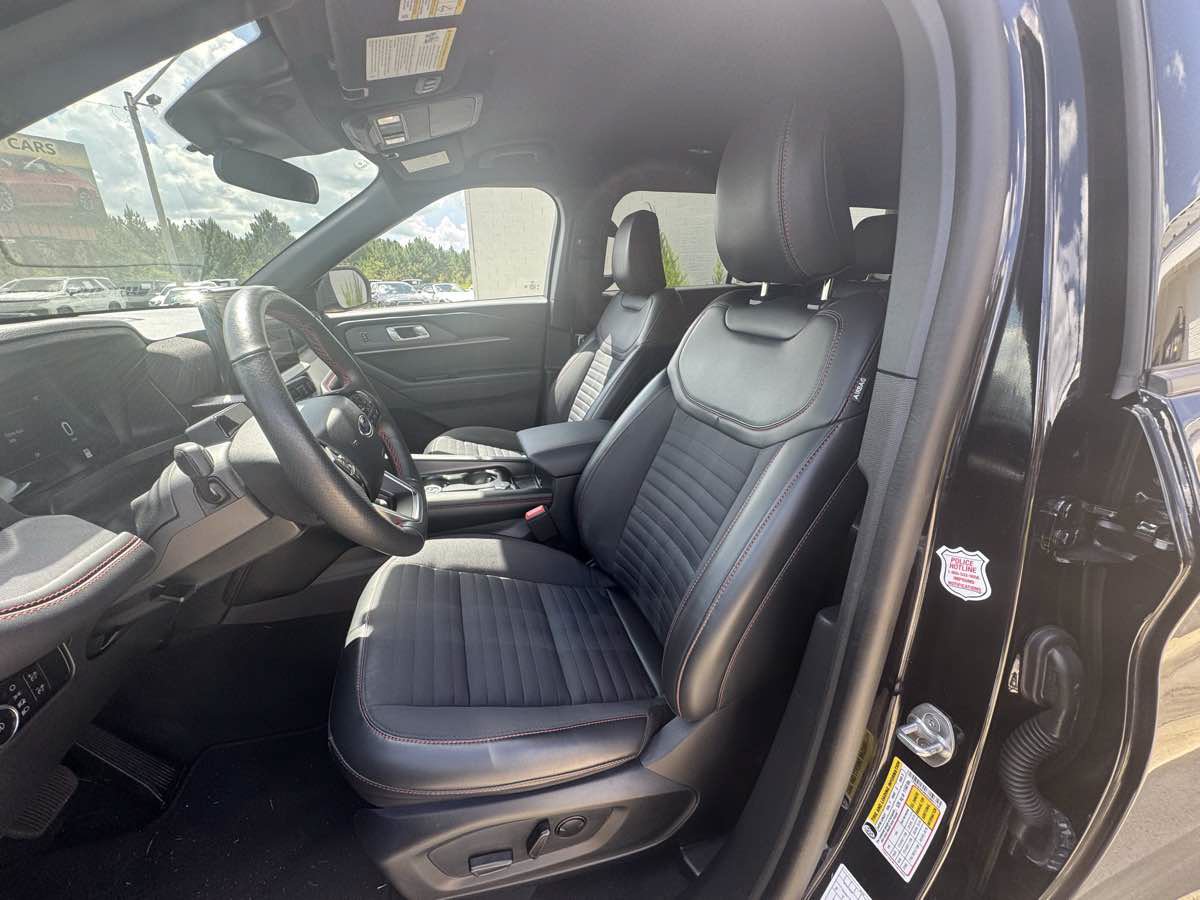 Used 2025 Ford Explorer ST-Line w/ ST-Line Street Pack AWD/4WD image 7