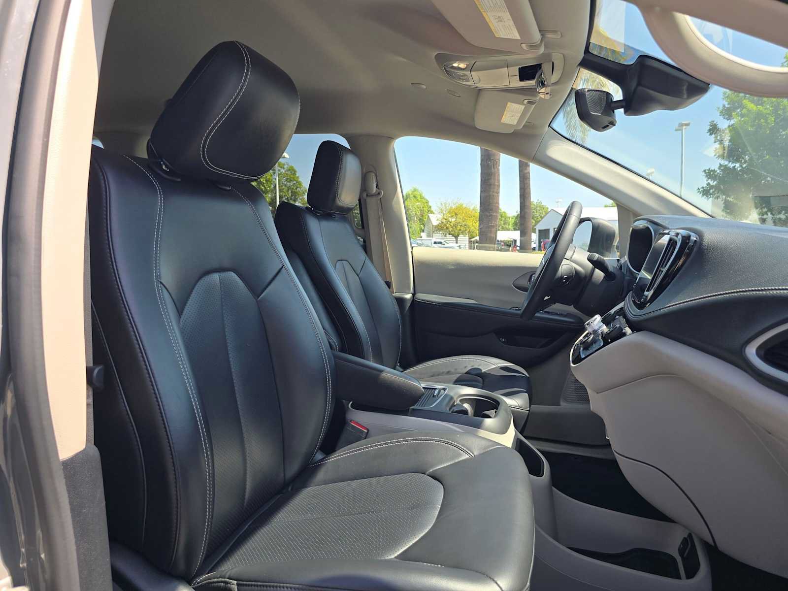 Used 2023 Chrysler Pacifica Touring-L FWD image 10