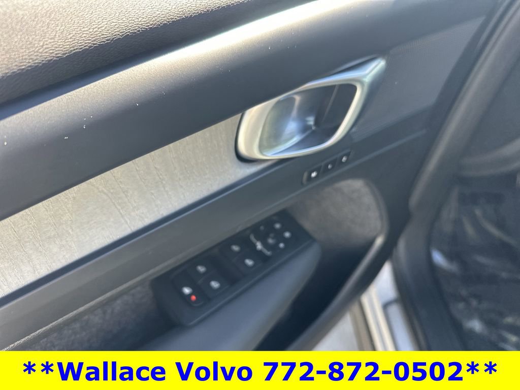 Used 2025 Volvo XC40 B5 Core image 21