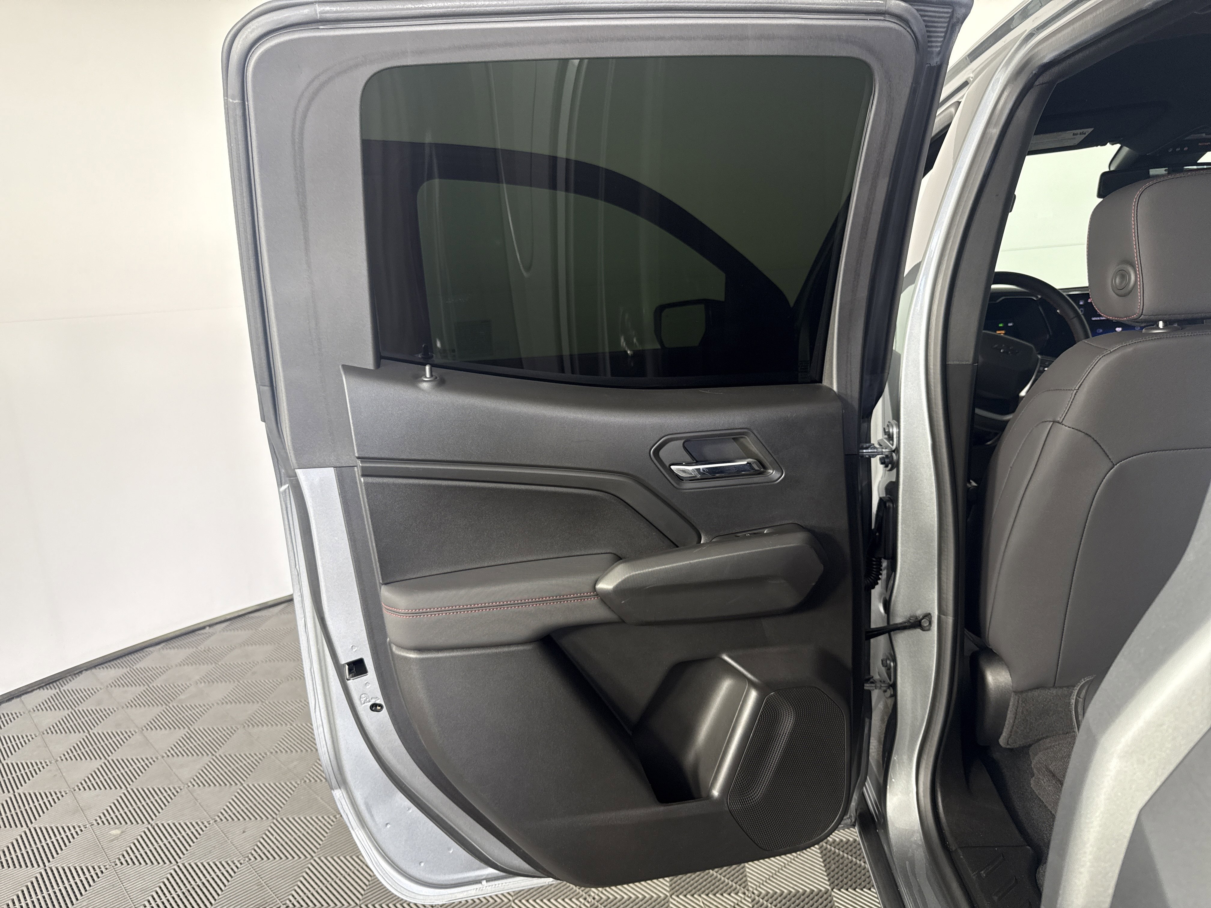 Used 2024 Chevrolet Colorado Z71 w/ Z71 Convenience Package 2 image 18