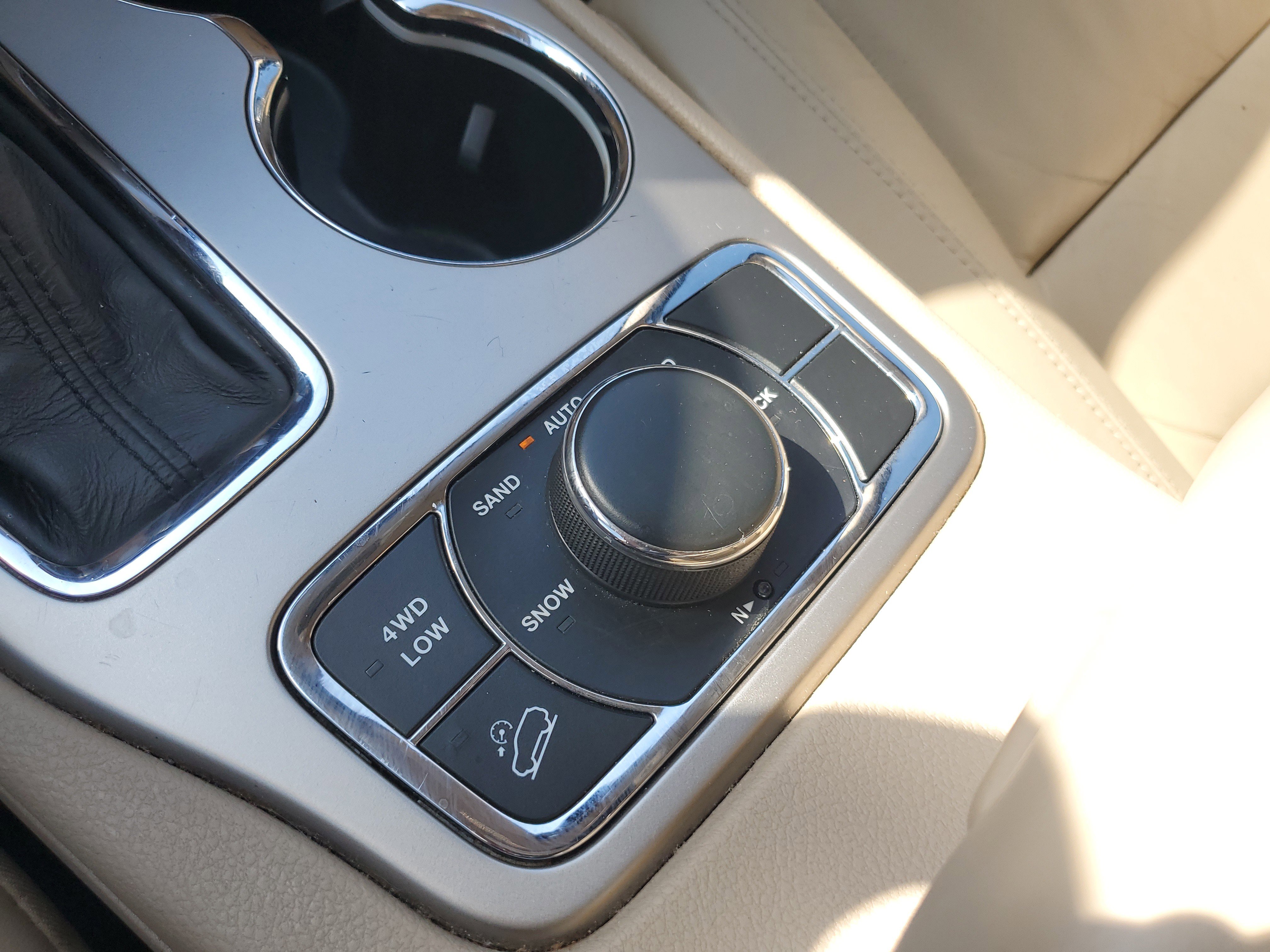 Used 2017 Jeep Grand Cherokee Limited image 37