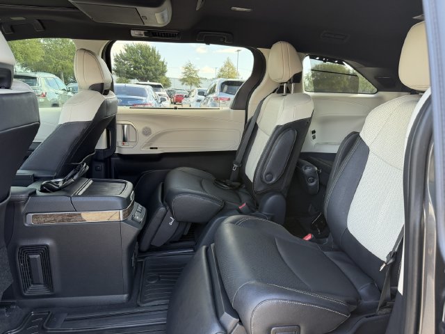 Used 2025 Toyota Sienna Platinum FWD image 28