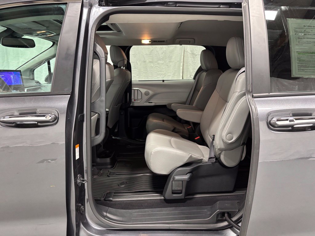 Used 2025 Toyota Sienna XLE AWD/4WD image 45