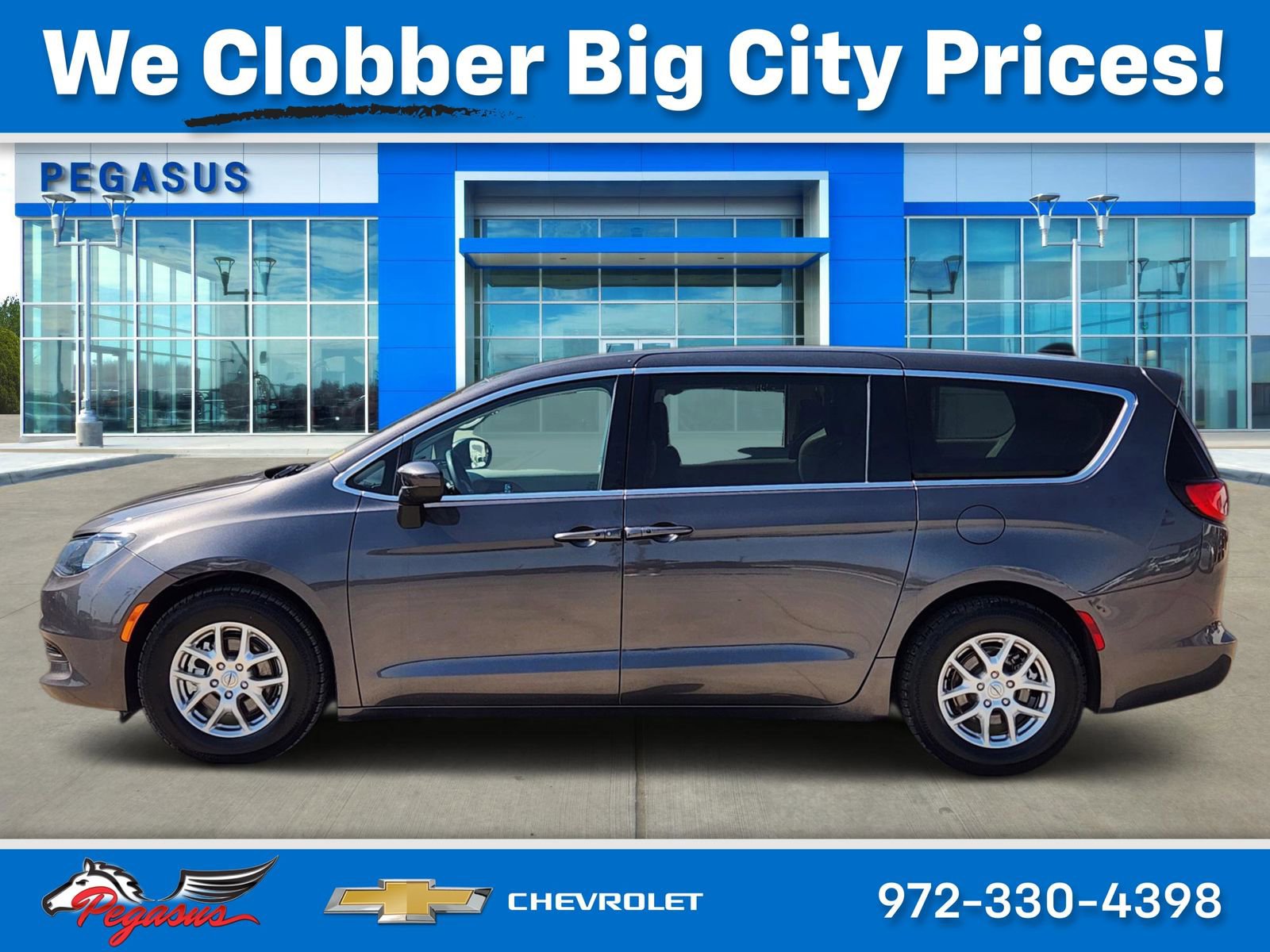 Used 2023 Chrysler Voyager LX image 3