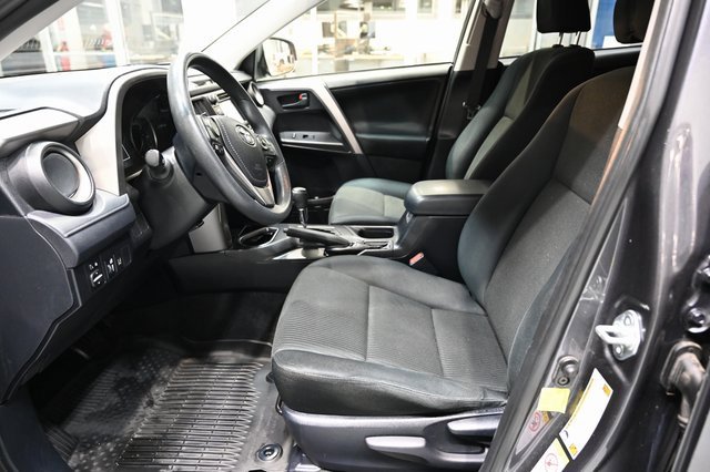 Used 2018 Toyota RAV4 LE image 9