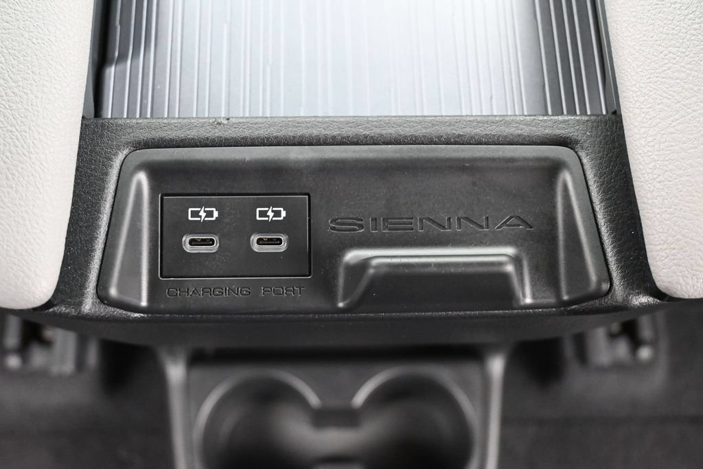 Used 2026 Toyota Sienna XLE FWD image 19