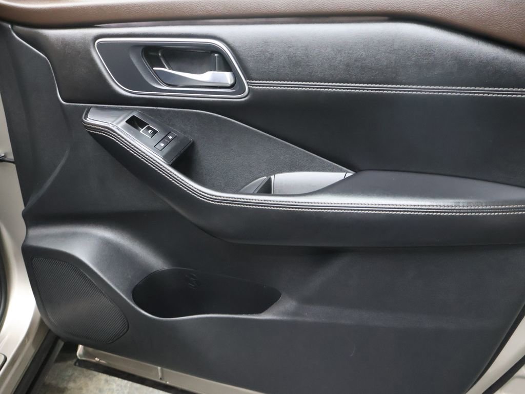 Used 2021 Nissan Rogue Platinum image 11