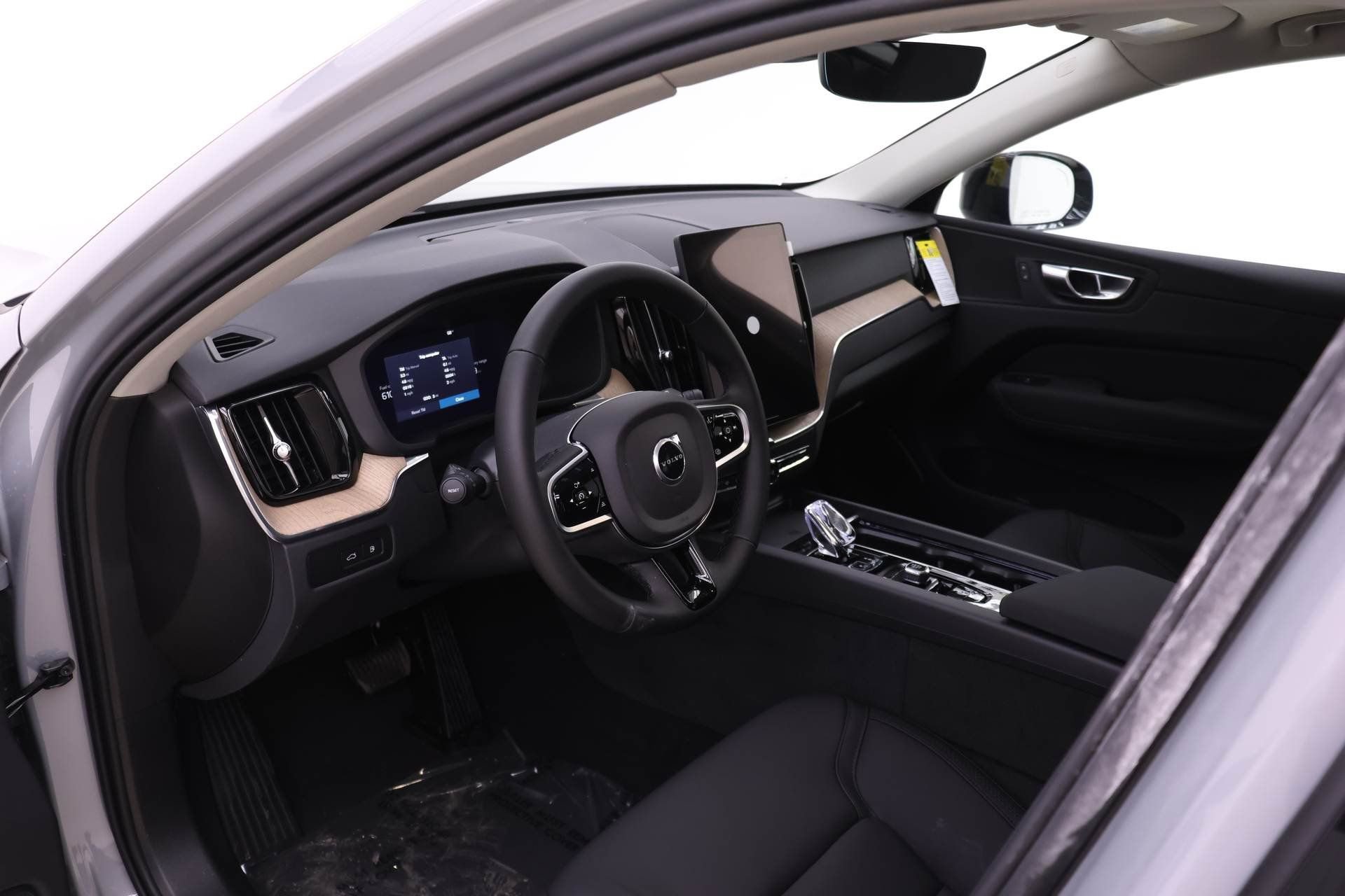 New 2026 Volvo XC60 T8 Plus w/ Protection Package Premier image 6