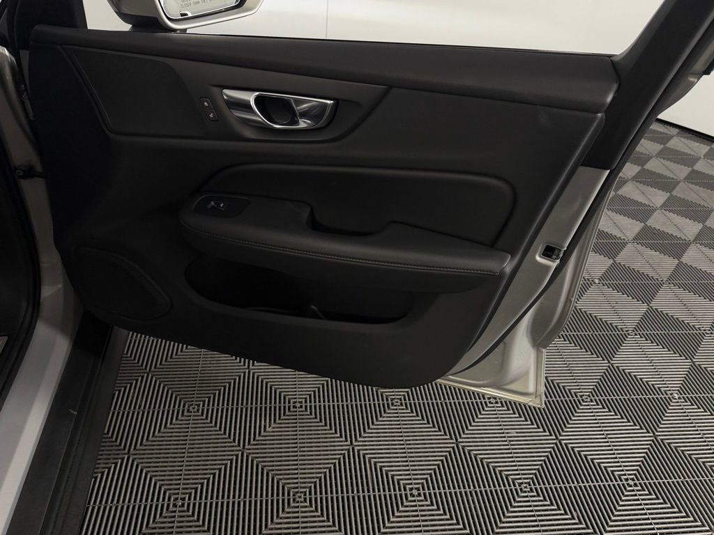 Used 2025 Volvo V60 B5 Cross Country Plus image 35