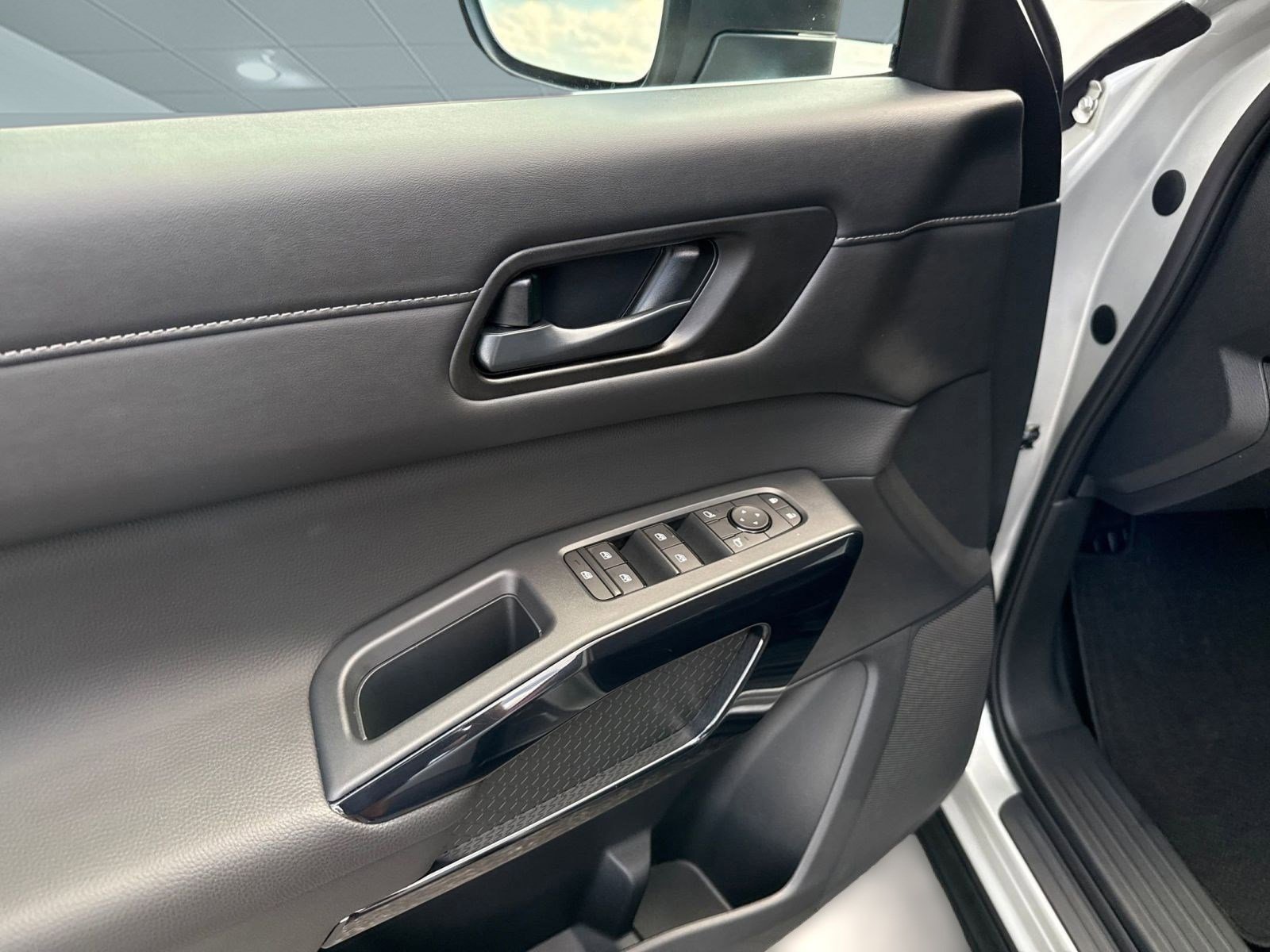 Certified 2025 Nissan Pathfinder S image 11