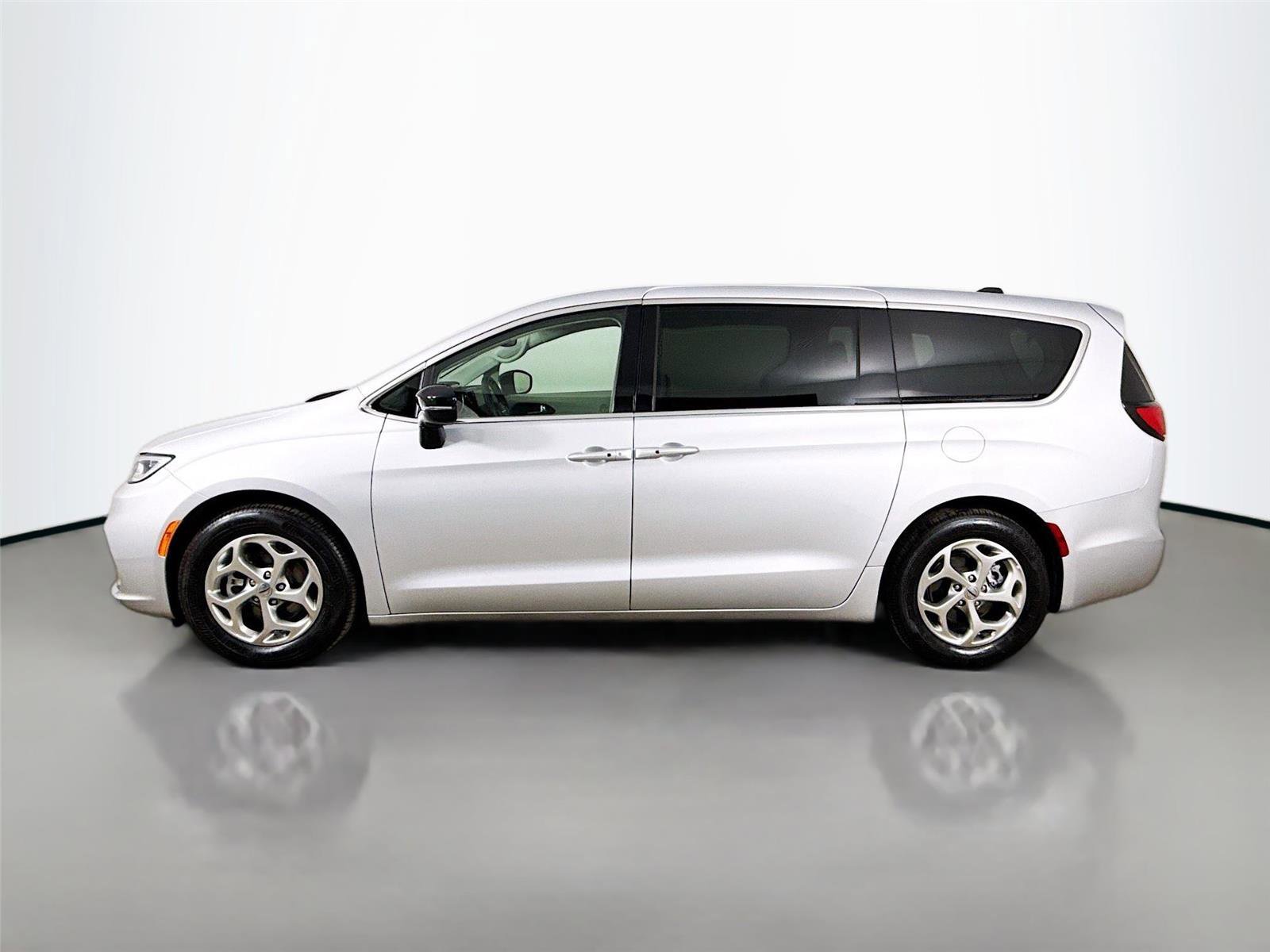 Used 2024 Chrysler Pacifica Limited image 4