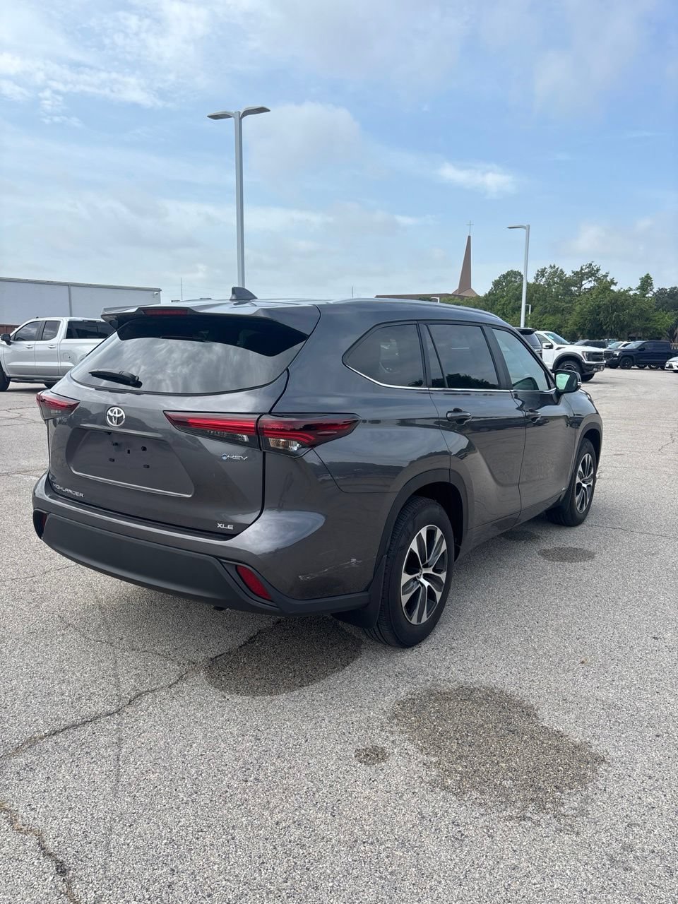 Used 2025 Toyota Highlander XLE AWD/4WD image 3