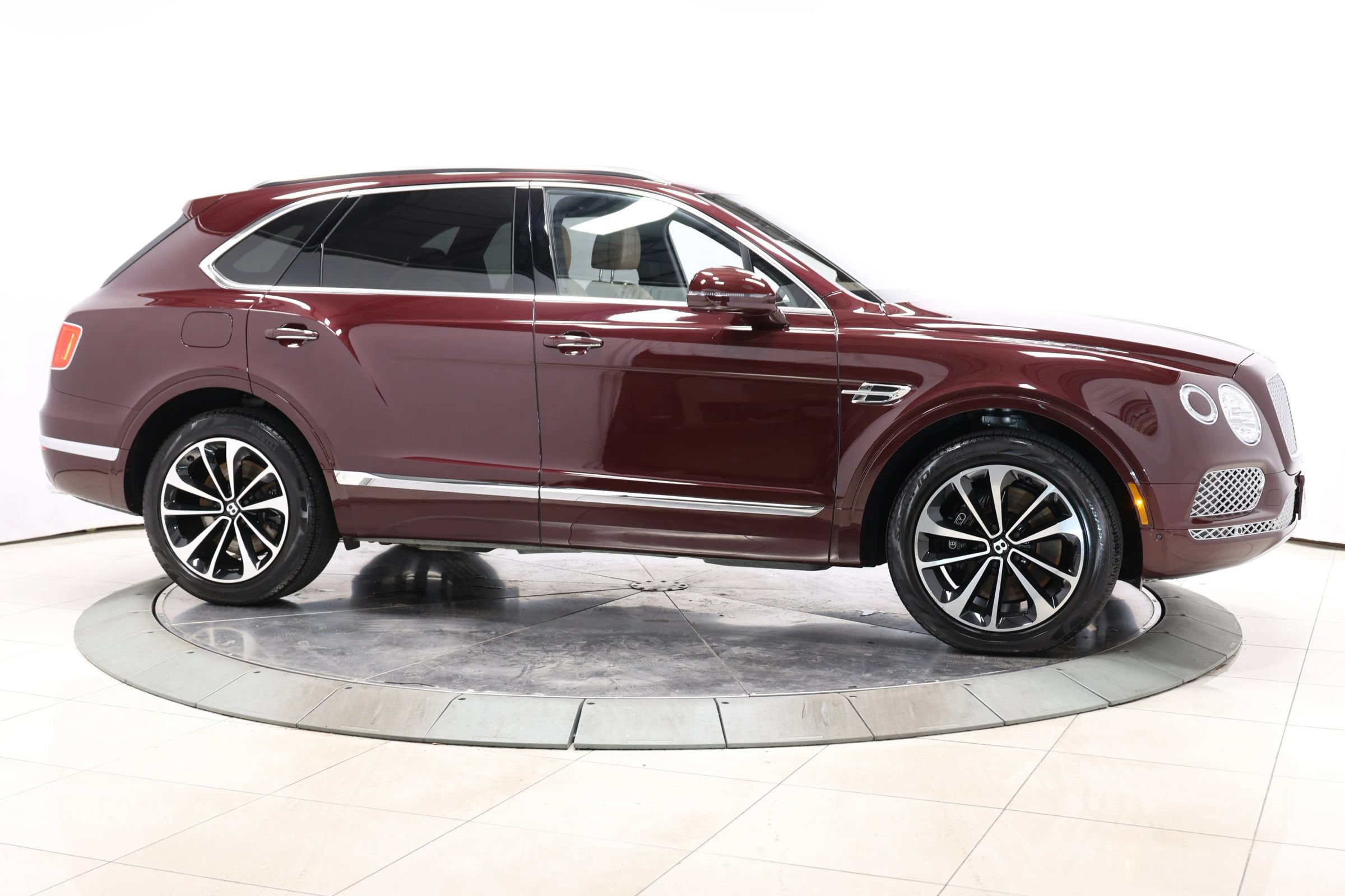 Used 2018 Bentley Bentayga AWD/4WD image 77