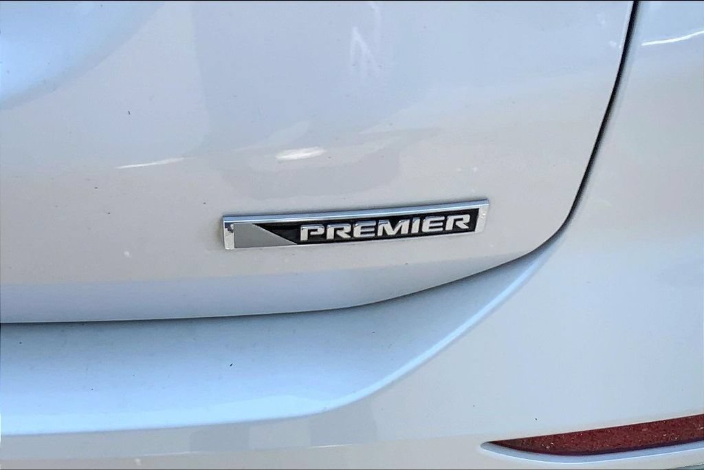 Used 2018 Chevrolet Equinox Premier FWD image 23