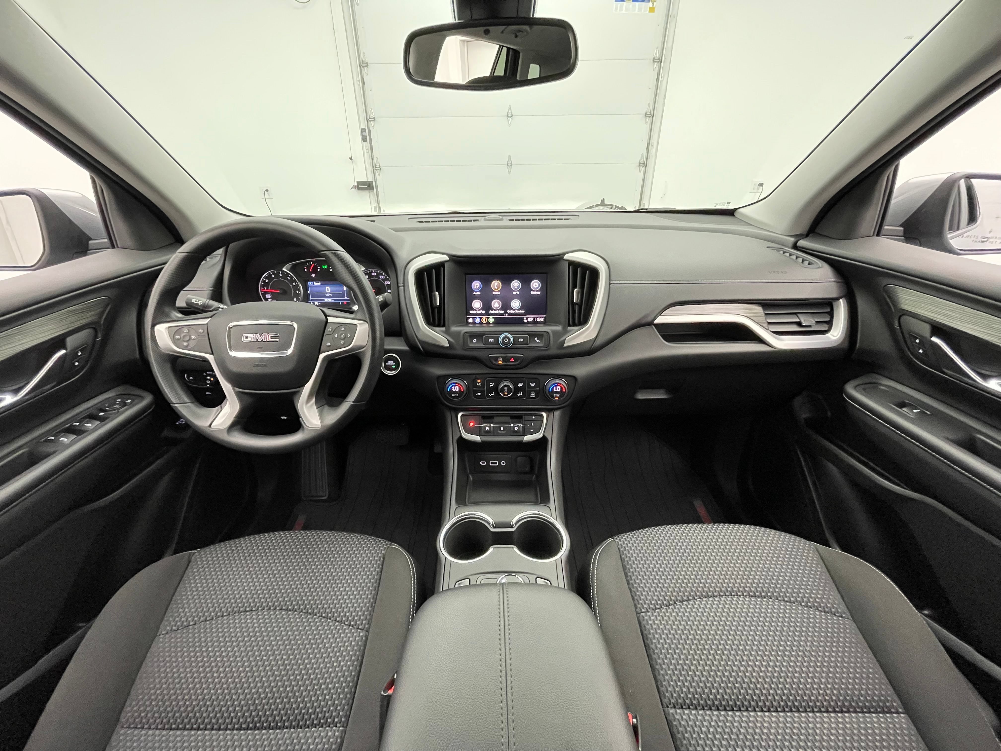 Used 2024 GMC Terrain SLE w/ Driver Convenience Package FWD image 3