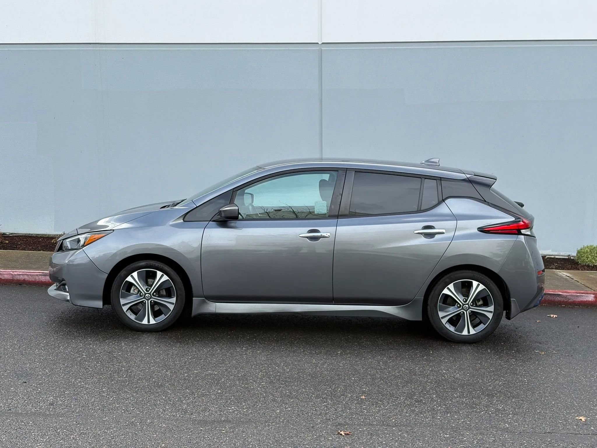 Used 2021 Nissan Leaf SV FWD image 3