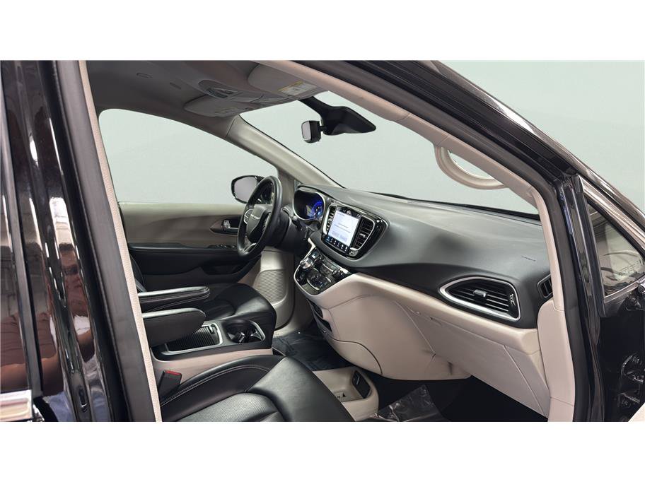 Used 2024 Chrysler Pacifica Touring-L FWD image 26