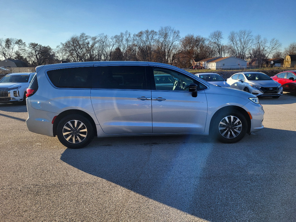 Used 2024 Chrysler Pacifica Select image 14