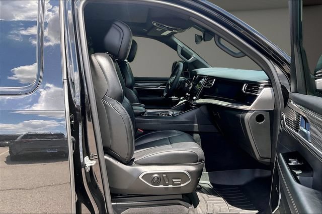 Used 2022 Jeep Wagoneer Series III w/ Premium Group I AWD/4WD image 7