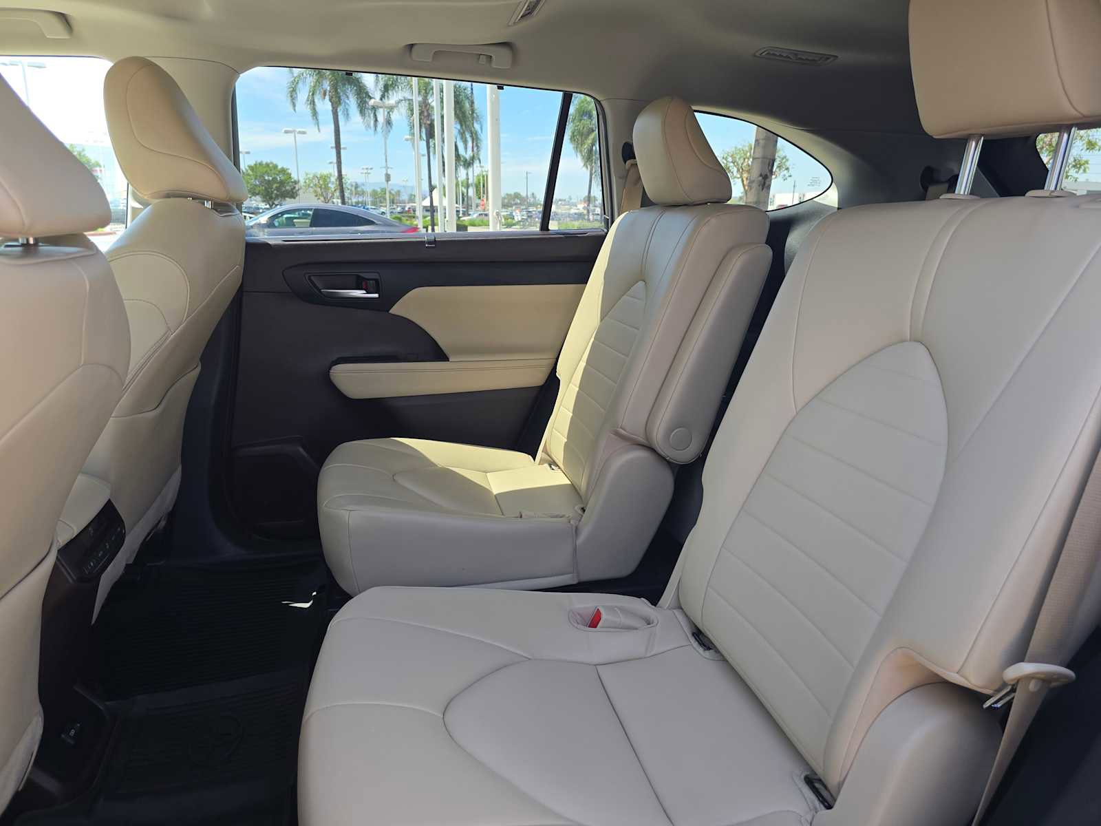 Used 2022 Toyota Highlander XLE image 19