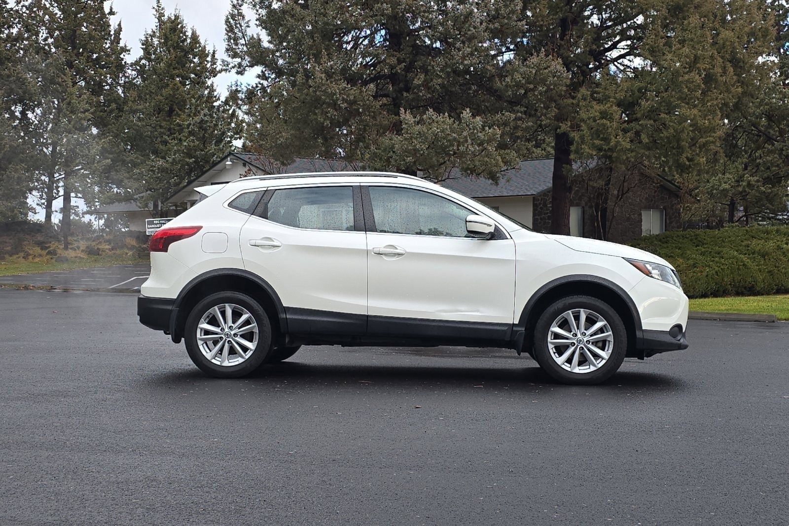 Used 2017 Nissan Rogue Sport SV image 3