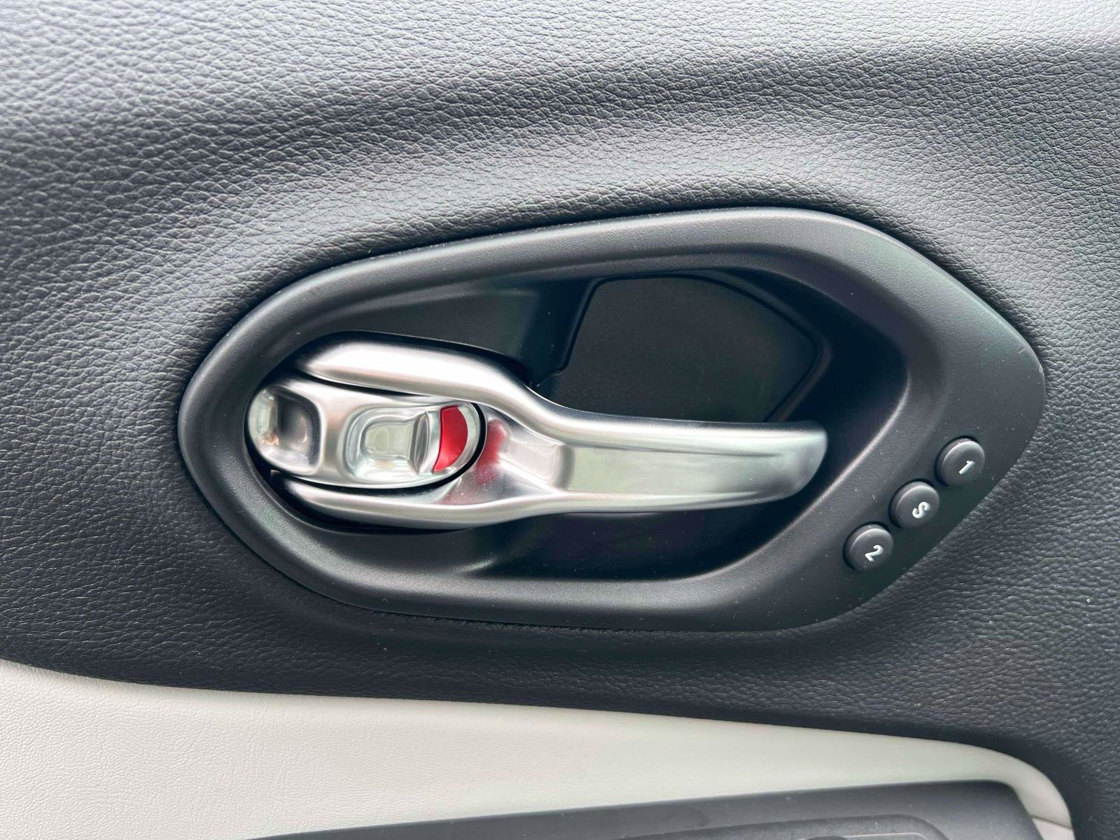 Used 2022 Jeep Cherokee Limited image 26