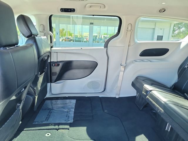 Used 2023 Chrysler Pacifica Touring-L FWD image 13