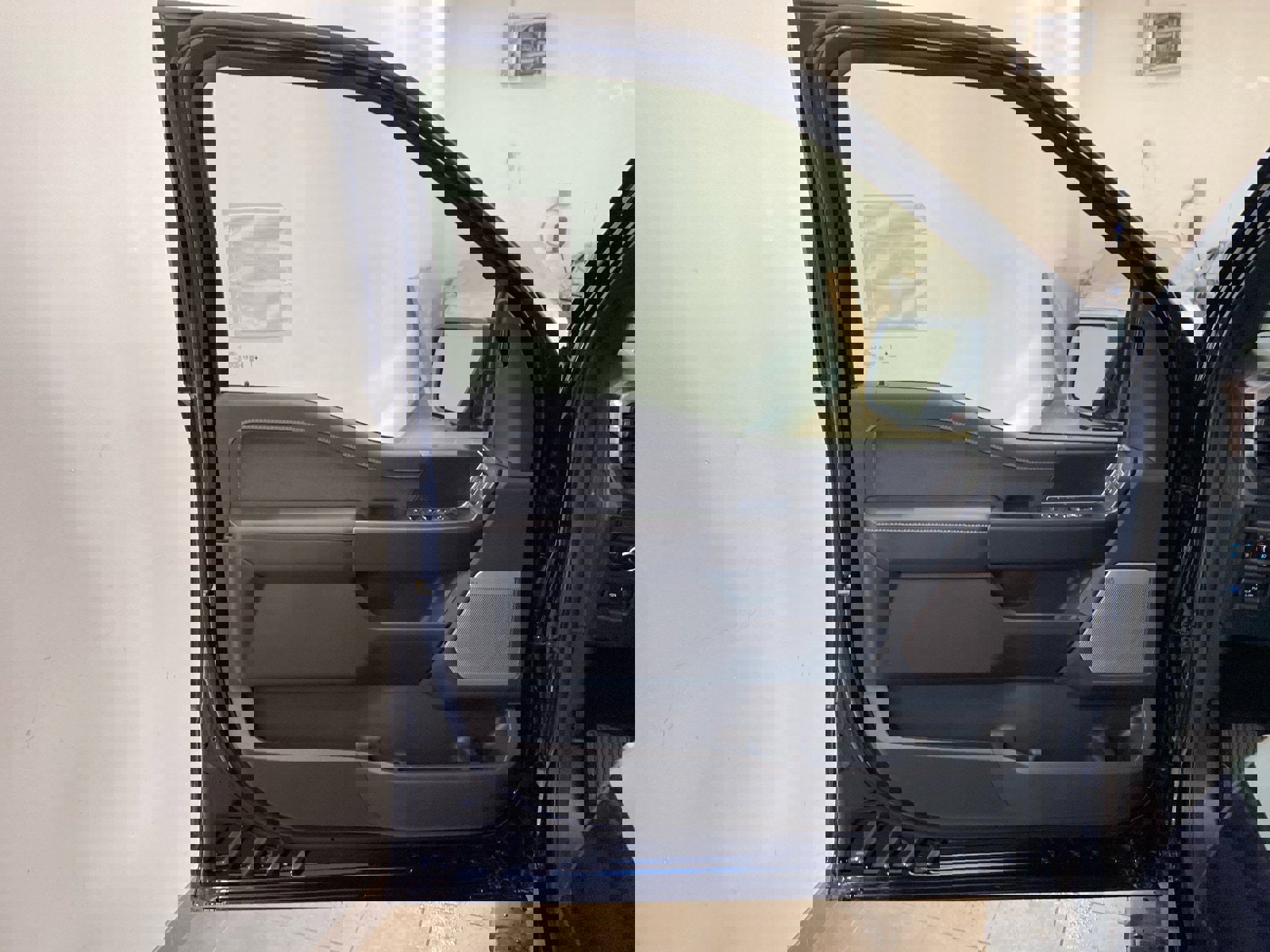 New 2025 Ford F150 Lariat w/ Equipment Group 501A Mid image 9