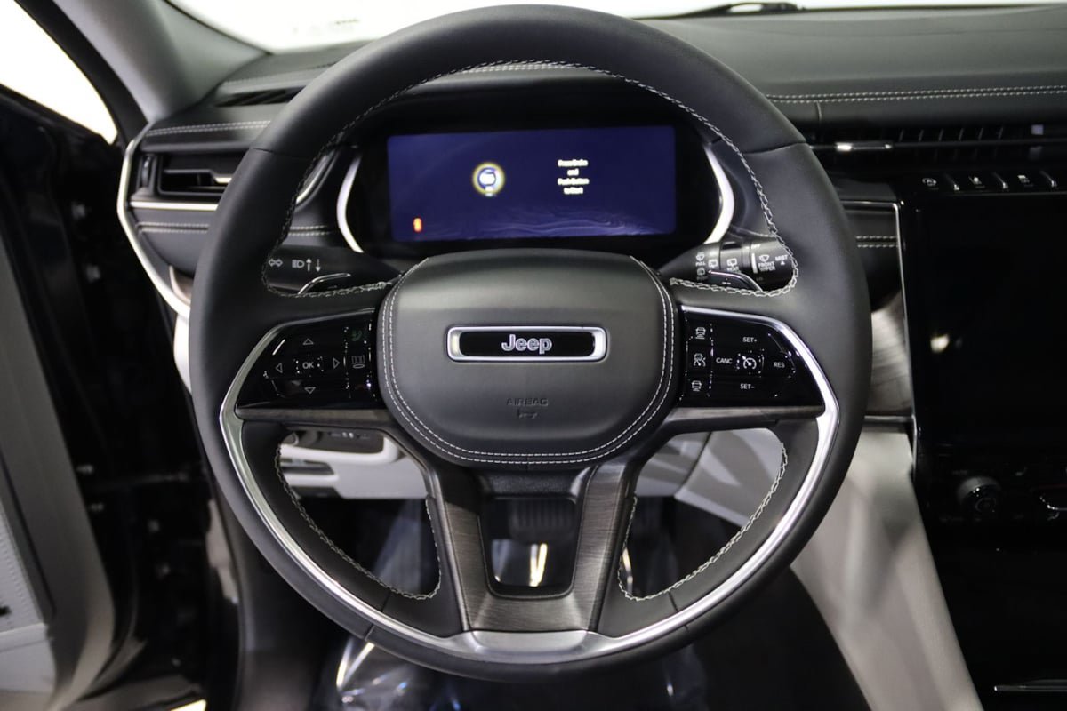 Used 2023 Jeep Grand Cherokee Overland AWD/4WD image 43