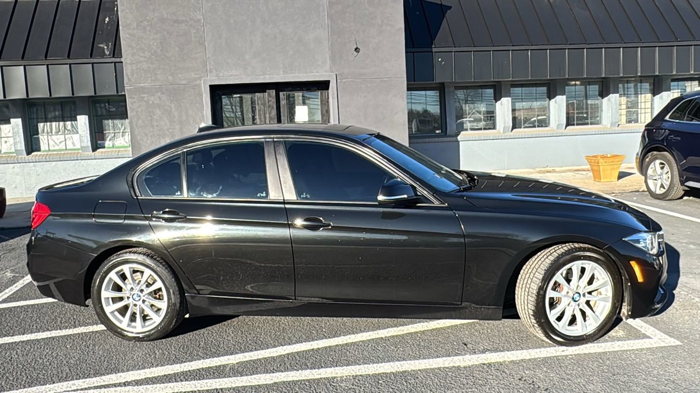 Used 2018 BMW 320i xDrive Sedan image 2