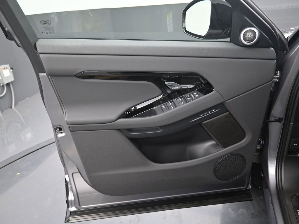 Used 2025 Land Rover Range Rover Evoque Dynamic SE image 17
