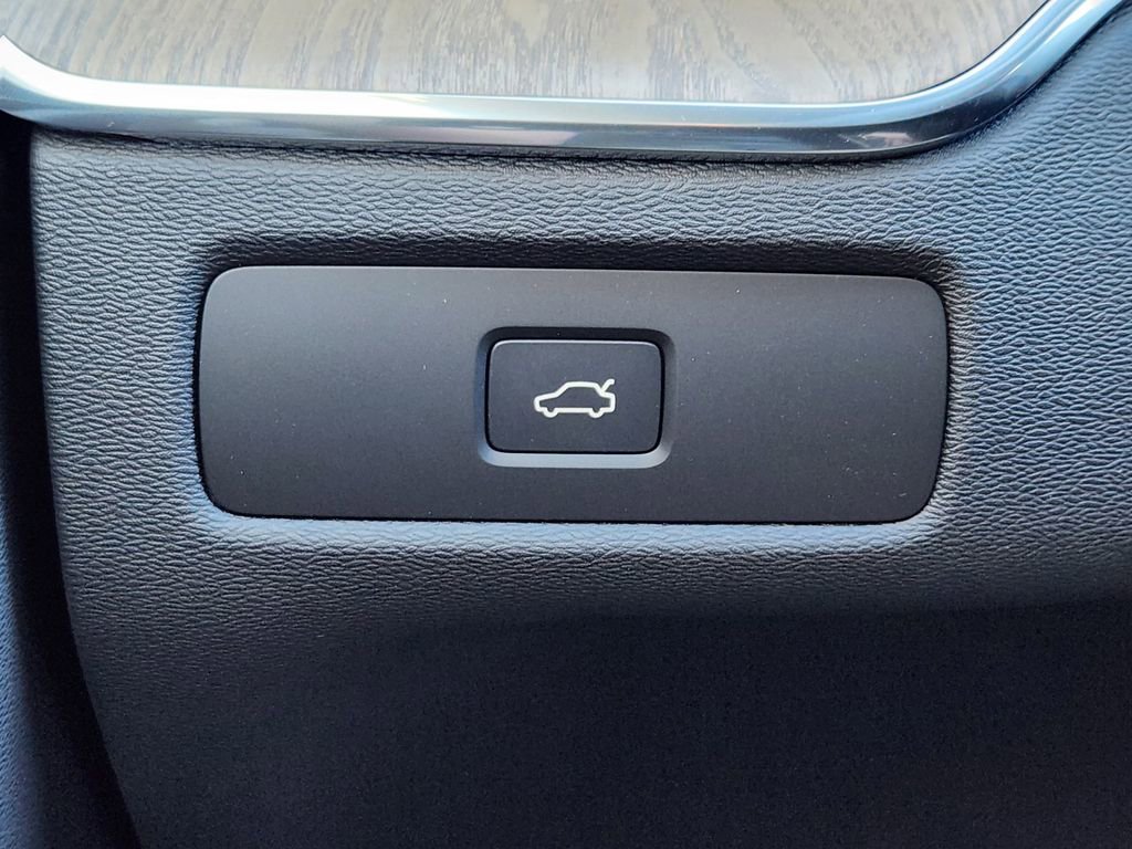 New 2026 Volvo XC60 B5 Plus w/ Climate Package AWD/4WD image 12