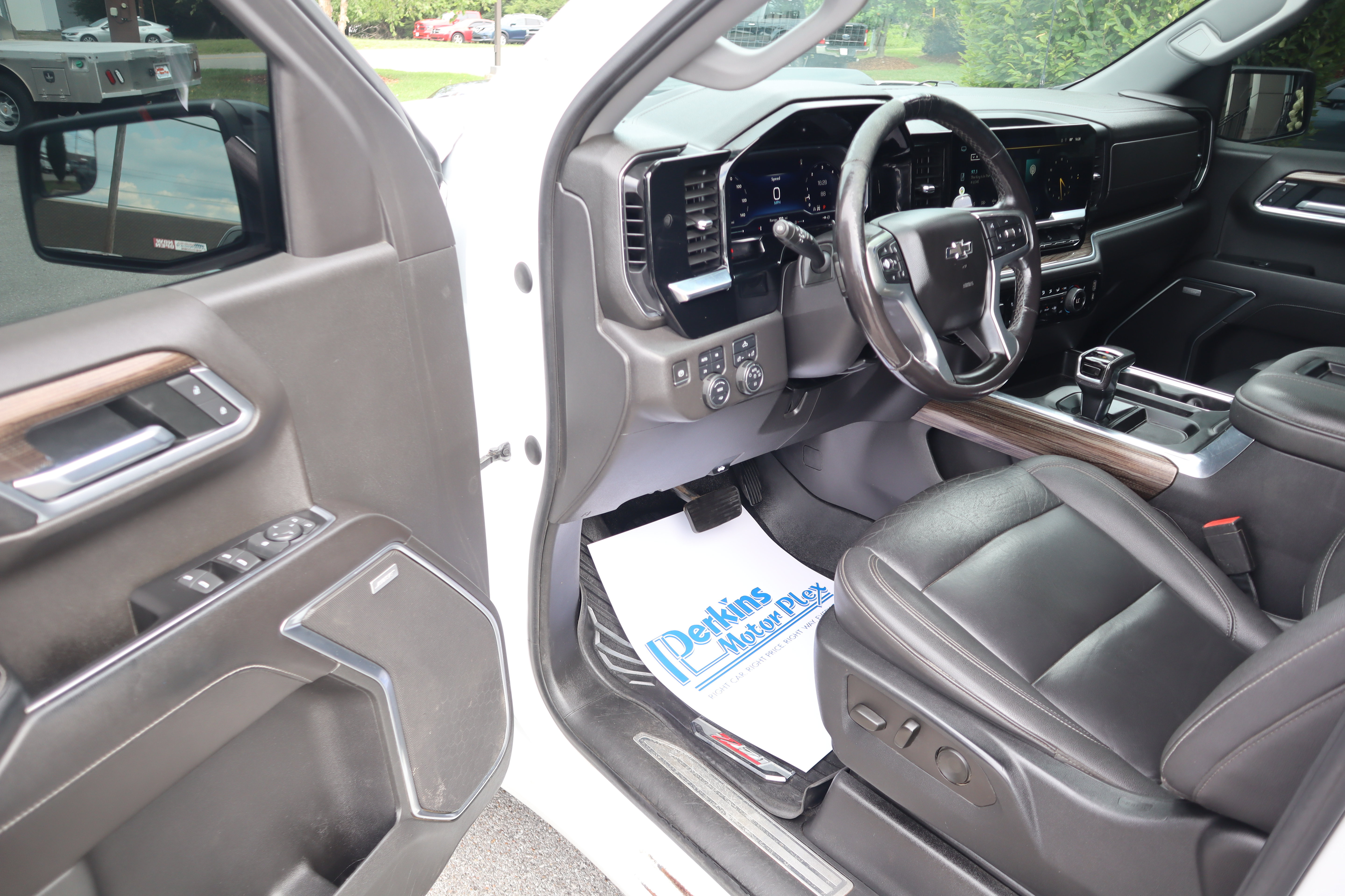 Used 2022 Chevrolet Silverado 1500 LT Trail Boss w/ Convenience Package II AWD/4WD image 3