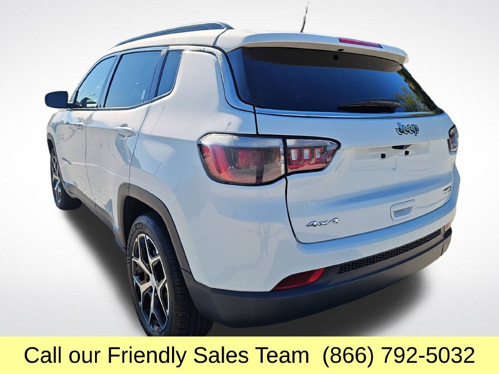 Used 2024 Jeep Compass Latitude AWD/4WD image 3