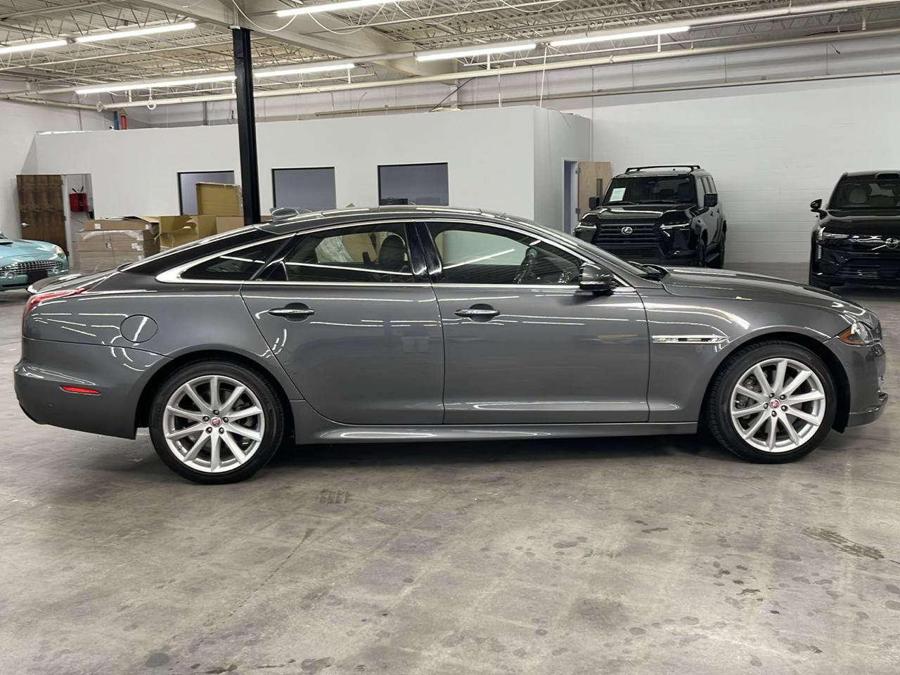 Used 2019 Jaguar XJ R-Sport RWD image 6