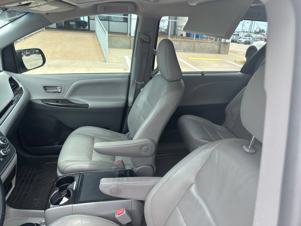 Used 2015 Toyota Sienna XLE Premium FWD image 2
