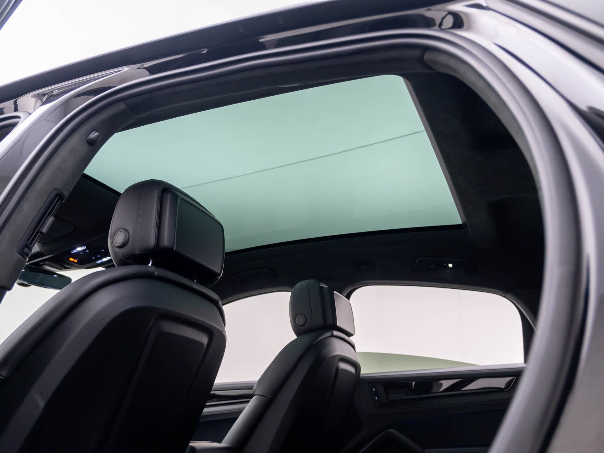 Certified 2025 Porsche Cayenne GTS AWD/4WD image 18