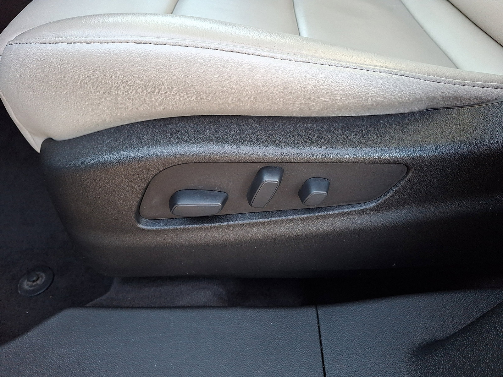 Used 2020 Cadillac XT4 Premium Luxury w/ Technology Package image 16