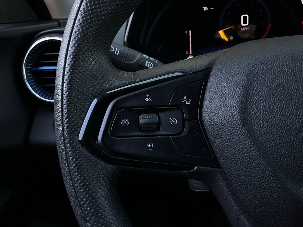 Used 2025 Chevrolet Trax LT image 32