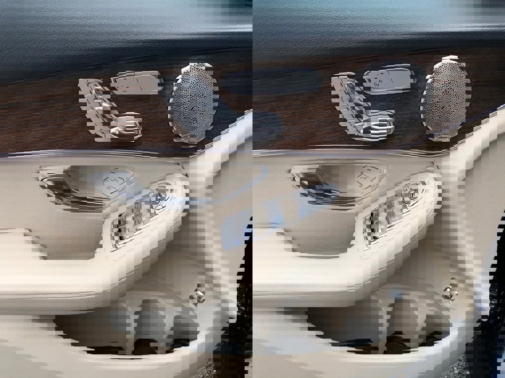 Used 2021 Mercedes-Benz GLC 300 4MATIC w/ Multimedia Package image 11